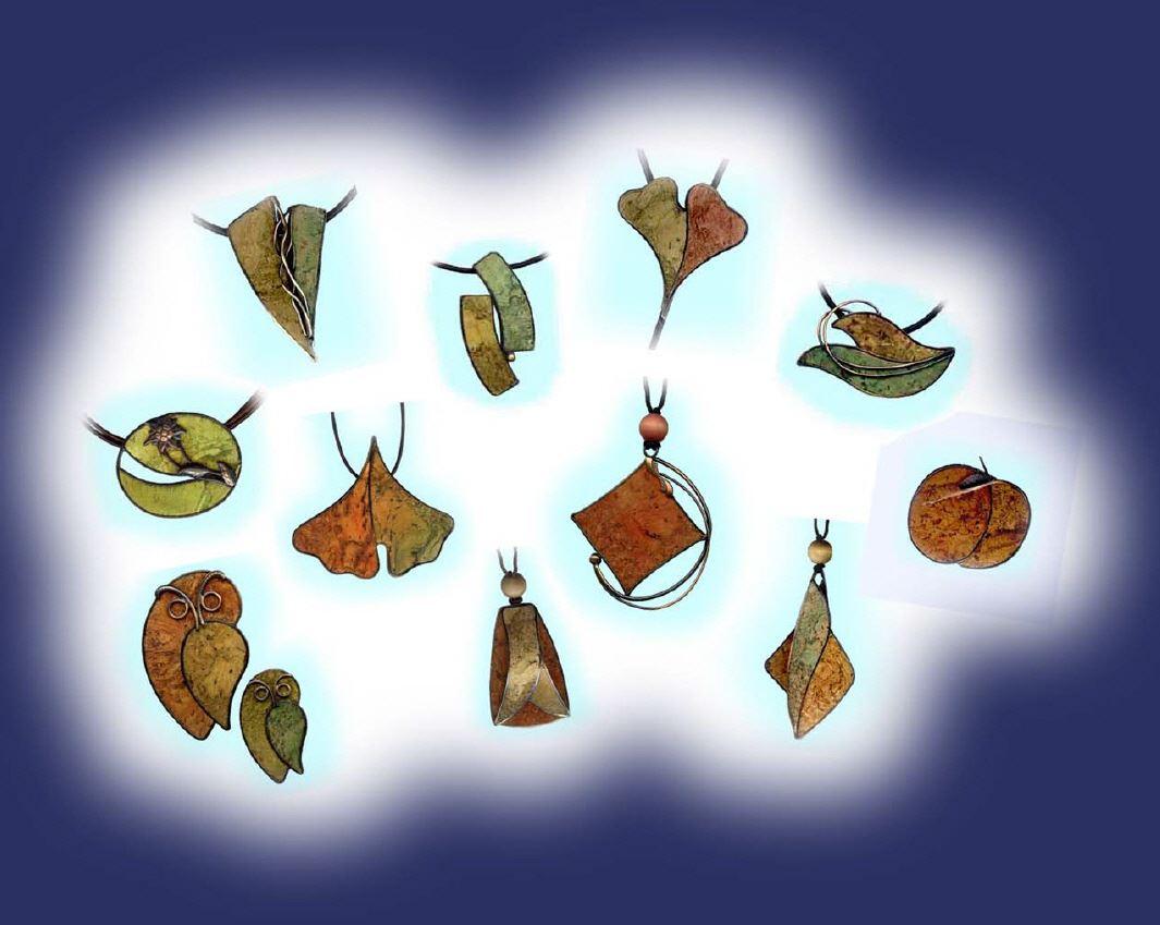 Korkschmuck mit Ohrringen, Halsketten und Kettenanhängern aus natürlichem Kork