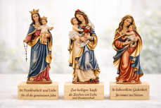 Madonna mit Kind Holzfigur auf Gravursockel – personalisierte Geschenkidee Madonna Holzfigur mit Kind auf Gravursockel mit individueller Gravur – religiöse Geschenkidee