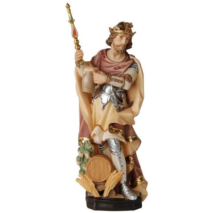 gambrinus aus holz mit bierfass und königskrone geschnitzt