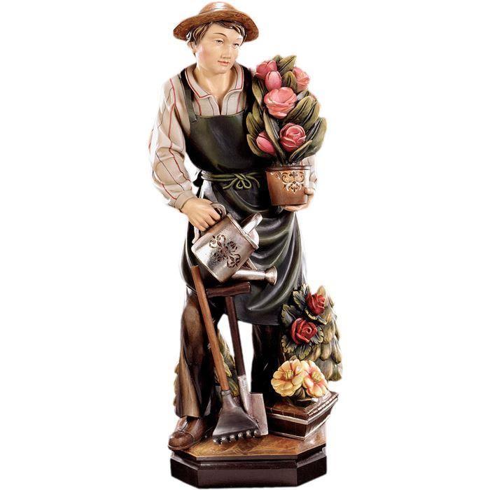 gaertner aus holz mit blumen und giesskanne traditionell geschnitzt