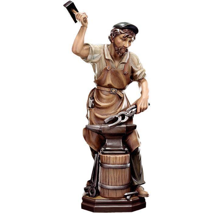schmied aus holz beim bearbeiten von eisen am amboss geschnitzt